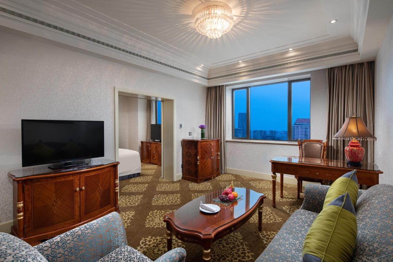 Crowne Plaza Shanghai Nanjing Road By Ihg Extérieur photo A suite at the hotel