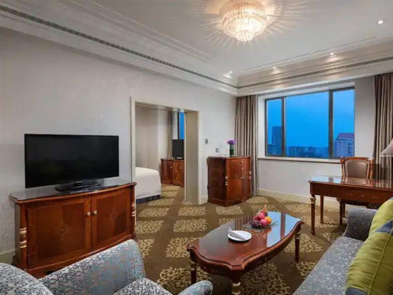 Crowne Plaza Shanghai Nanjing Road By Ihg Extérieur photo A suite at the hotel