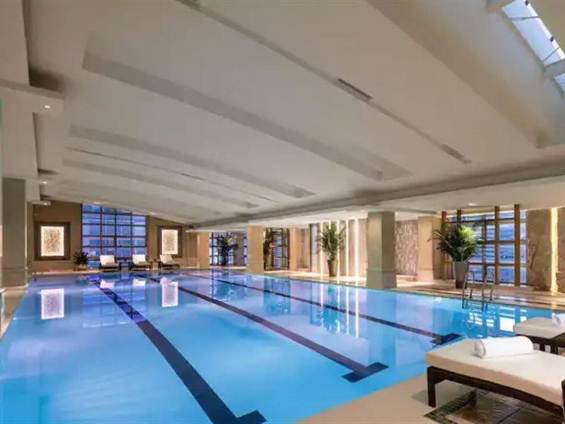 Crowne Plaza Shanghai Nanjing Road By Ihg Extérieur photo The pool at the Four Seasons Hotel