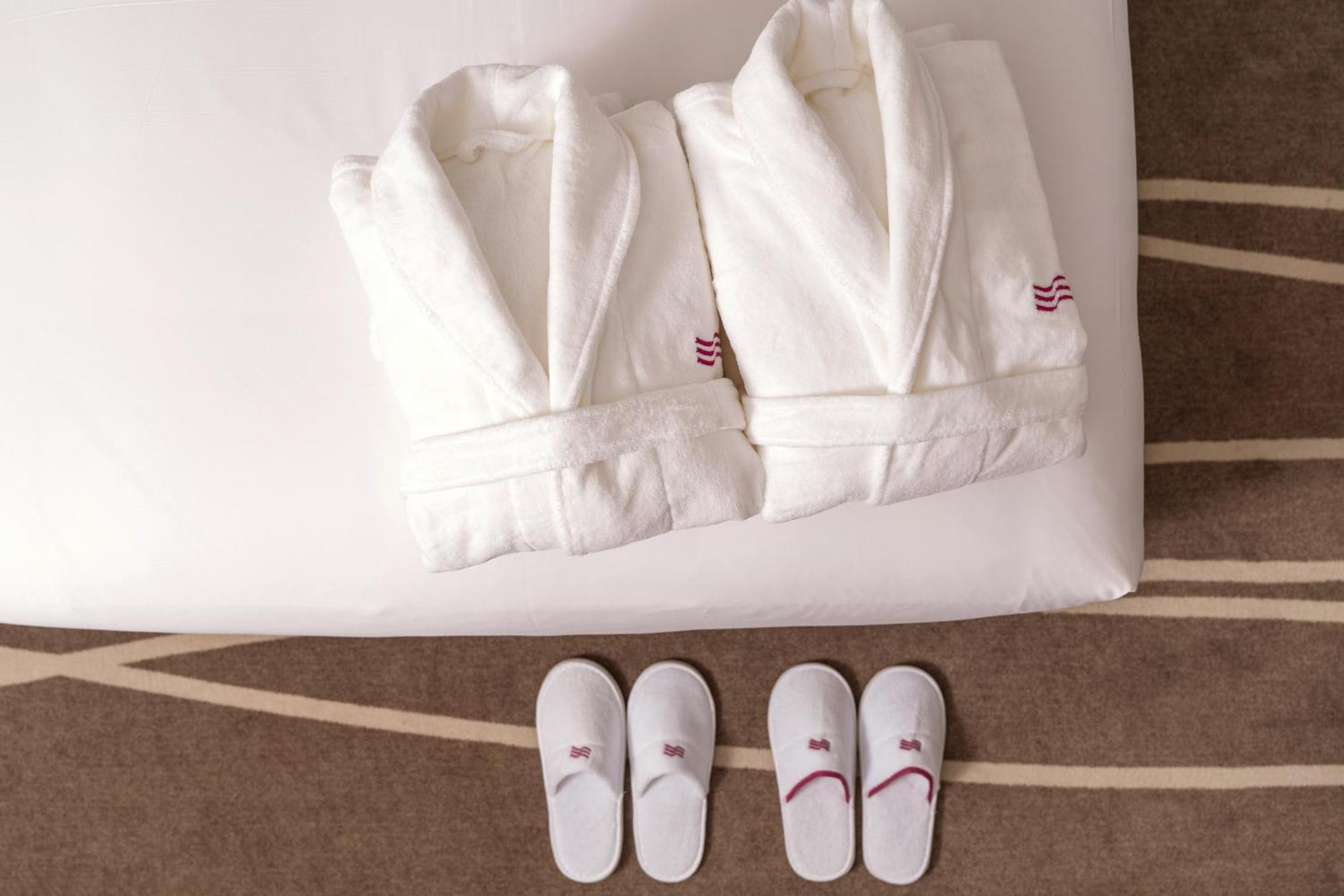 Crowne Plaza Shanghai Nanjing Road By Ihg Extérieur photo Bathrobe and slippers